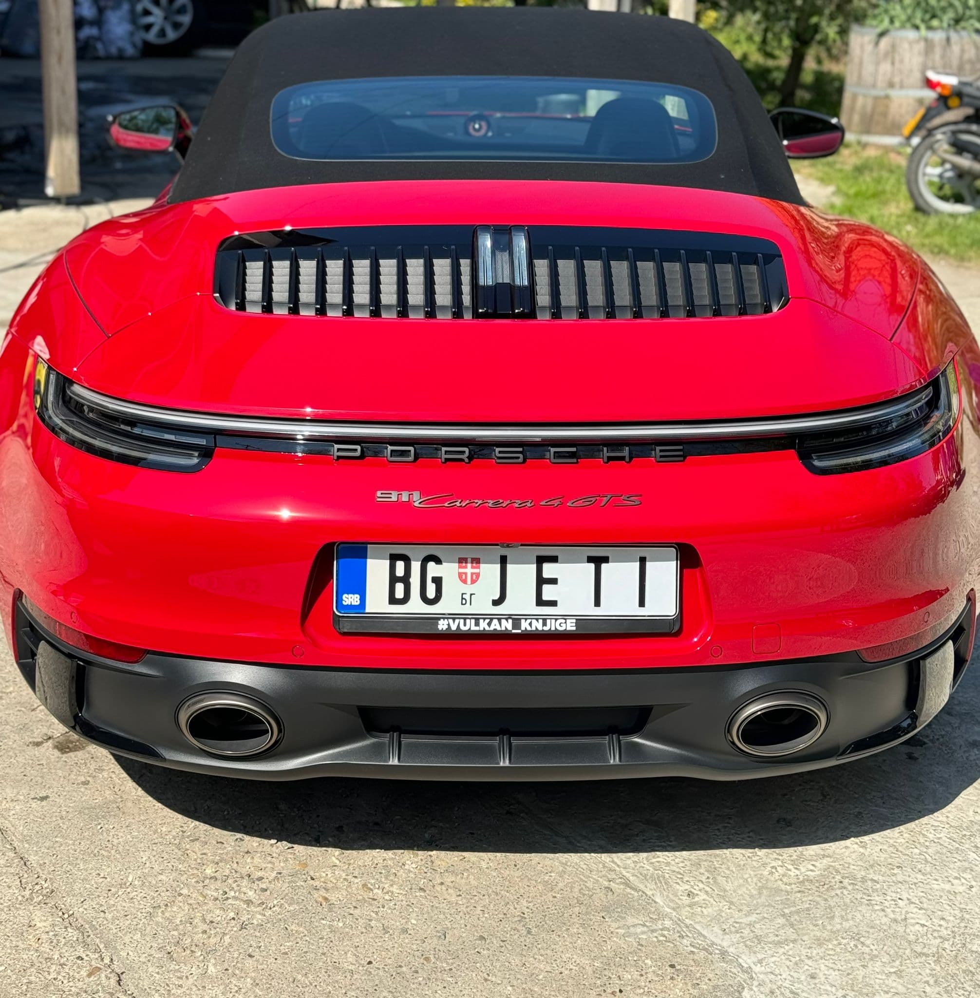 Prednji deo automobila posle spoljašnjeg pranja u Autoperionici Jeti, Železnik